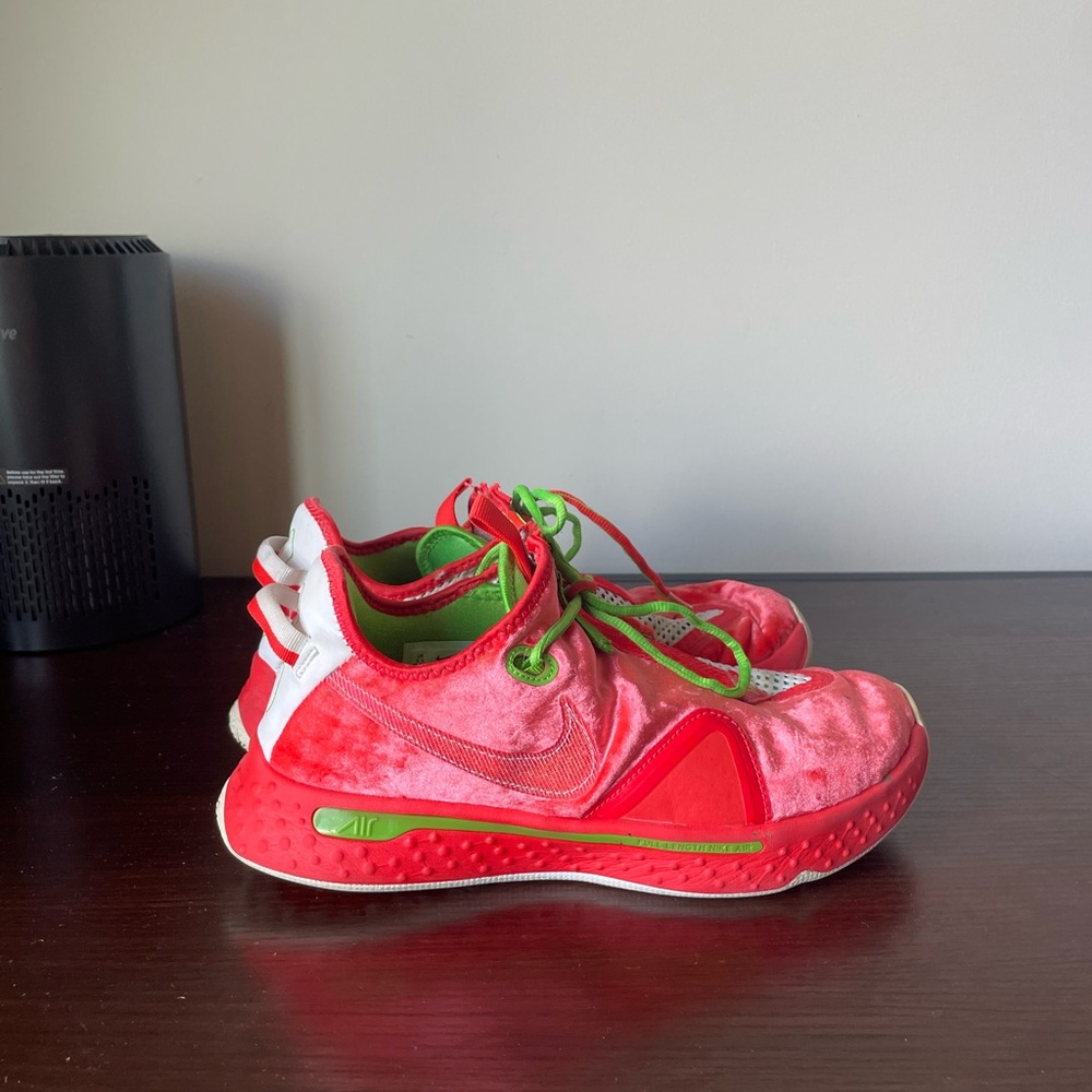 Nike pg 4 Christmas edition